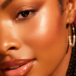 ELF e.l.f. Halo Glow Highlight Champagne Campaign Beauty Wand